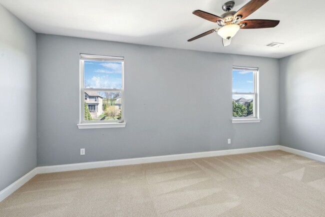 Building Photo - 3 BR/2.5 BA Luxury Townhome