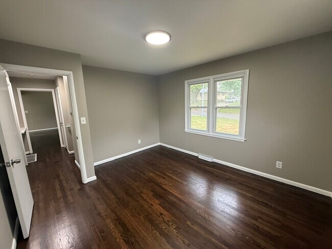 Building Photo - 5546 N Woodland Ave