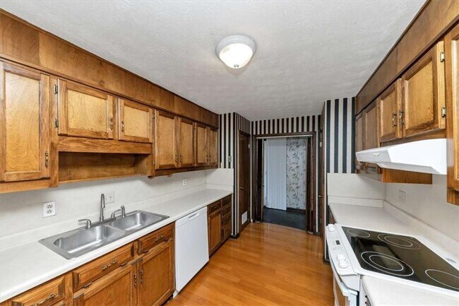 Building Photo - 3215 Redona Dr