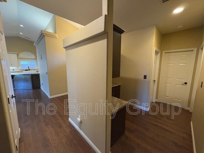 Building Photo - 2650 W Oakridge Ave