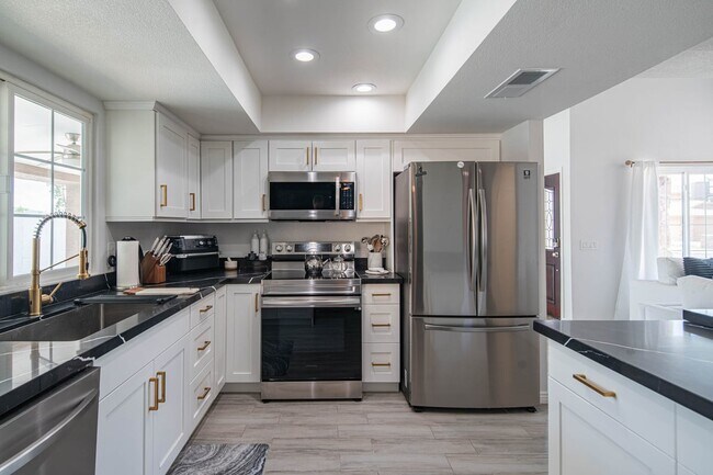 Building Photo - 10615 N 63rd Dr