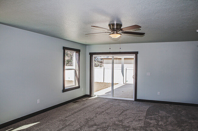 Building Photo - 4 Bedroom with Shop and View of the Mounta...
