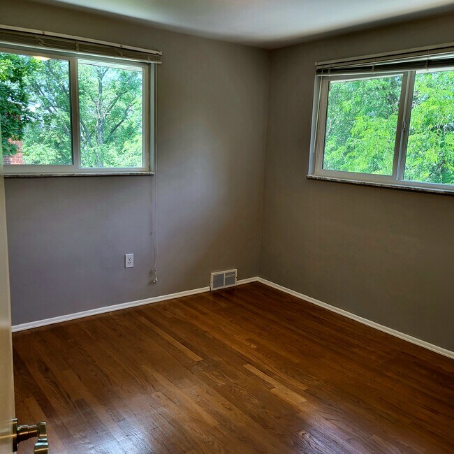 Building Photo - 549 Cumberland Rd