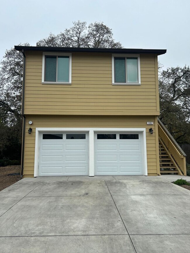 Building Photo - 1086-1086 Dutton Ave