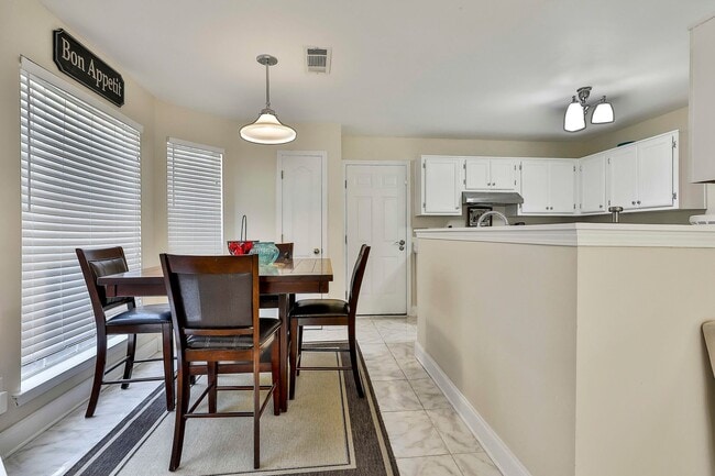 Building Photo - Fully Furnished 4 Bedroom with Internet Included!