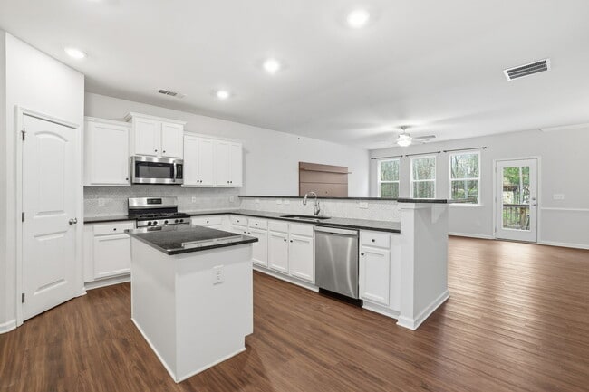 Building Photo - 520 Edgemore Rd