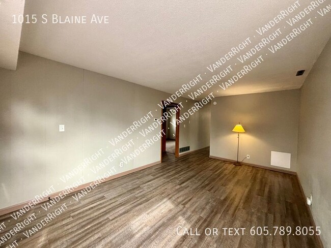 Building Photo - 1015 S Blaine Ave