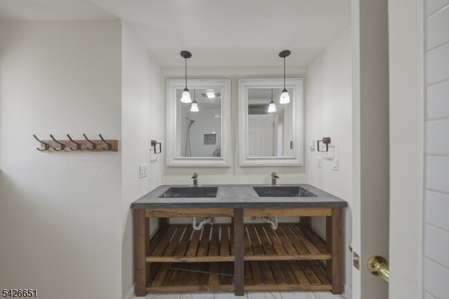 Building Photo - 15 Karen Rd