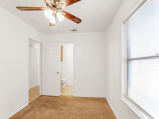 Building Photo - 313 Isbell Rd