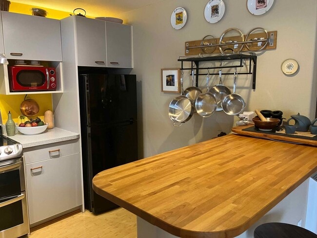 Building Photo - Charming Westside Condo Near Newport Market – Available April–October!