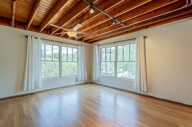 Building Photo - Live Downtown! Move Right In!