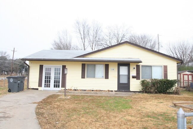 Building Photo - 4 bed- 1 bath!!
