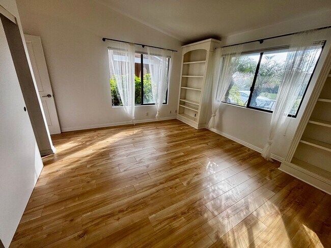 Building Photo - Beautiful La Jolla Alta Home! 50% off First Month's Rent Move in Promotion!