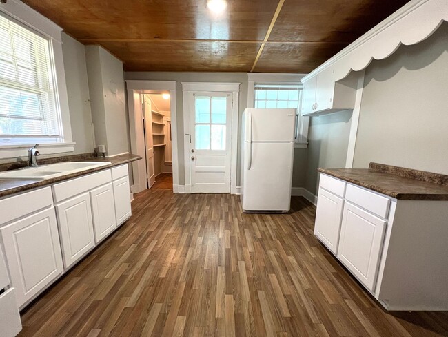 Building Photo - Newly Renovated 3 Bedroom Home in Lawrence...