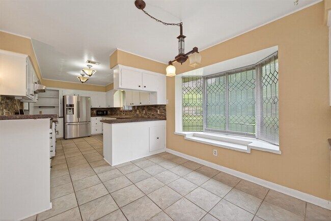 Building Photo - 1701 Mistletoe Ln