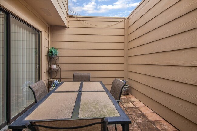 Building Photo - 9344 Briar Forest Dr