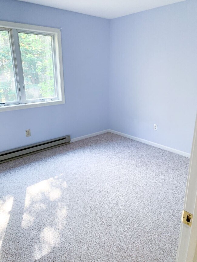 Building Photo - 3 Bedroom Condo Available for Aug. 1st