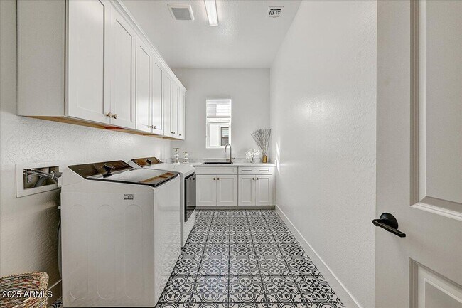 Building Photo - 9407 S 13th Way