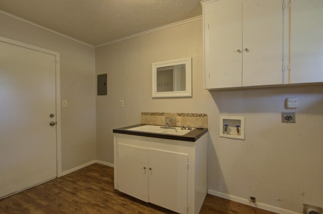 Building Photo - 3830 Union Rd