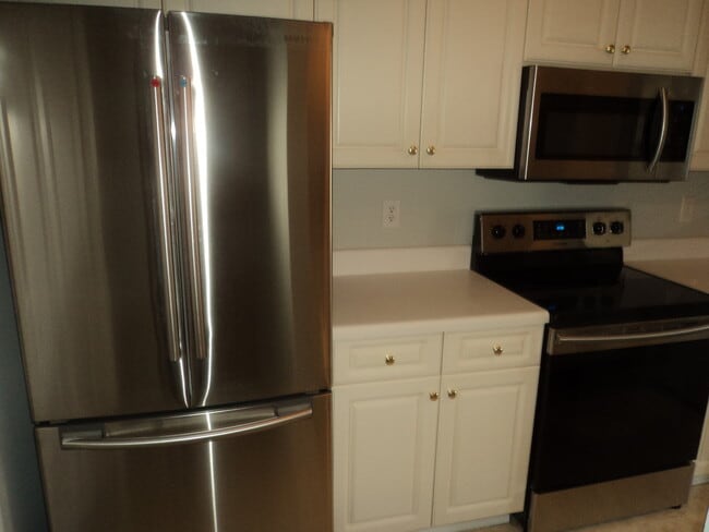 Building Photo - Cape Cottages Modern top floor unit with s...