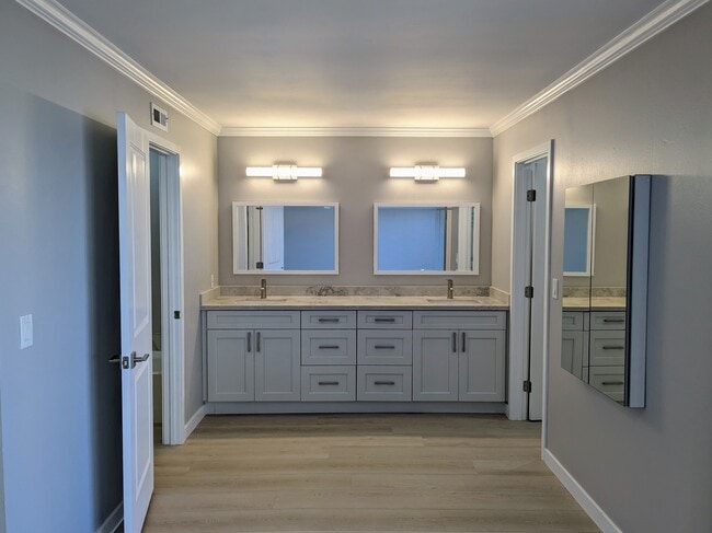 Master Bath-double vanity - 28126 Ridgethorne Ct