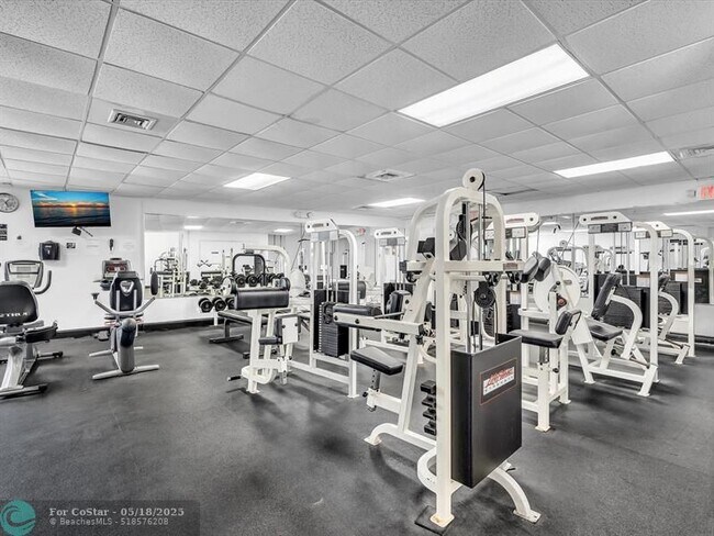 Building Photo - 3725 S Ocean Dr