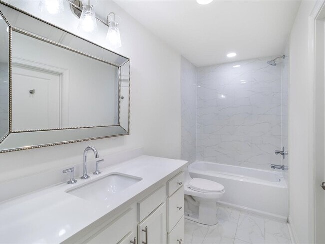 Building Photo - 641 Village Ln S