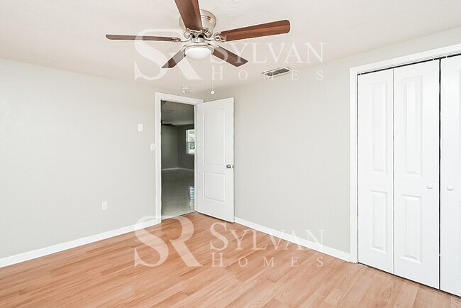 Building Photo - The living is easy in this 3 bedroom, 1 bathroom home