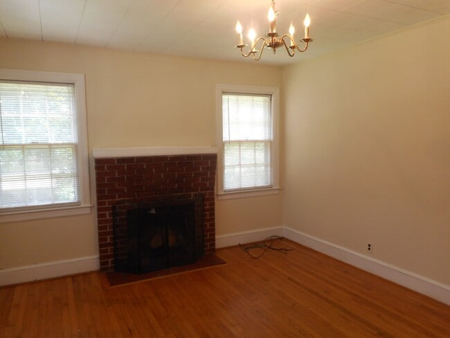 Building Photo - 2-Bedroom, 2-Bathoom Brick Home ***RENT SP...