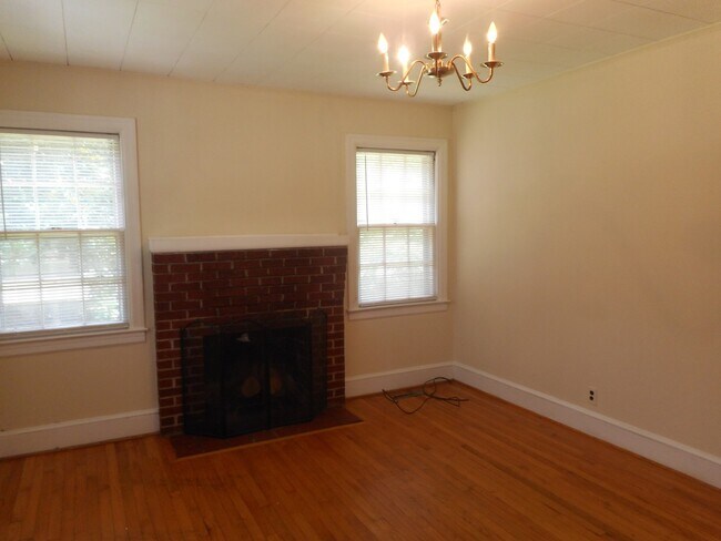 Building Photo - 2-Bedroom, 2-Bathoom Brick Home ***RENT SPECIAL: 1-MONTH FREE RENT!!!***