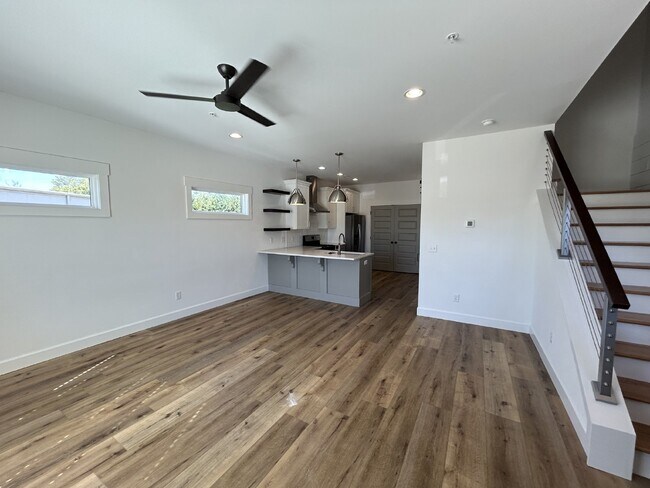 Building Photo - 2BD 2BA 3 STORY TOWNHOME FOR RENT