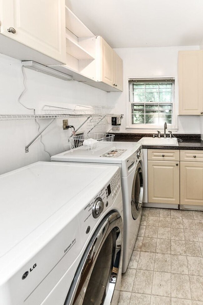 Building Photo - Spacious 4 Bed 2/2 Bath Home with Park-Lik...