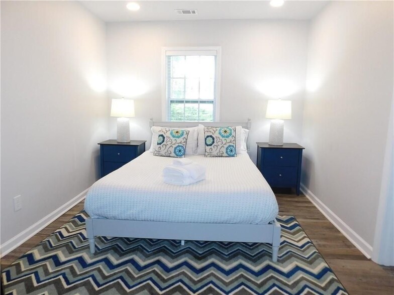 Building Photo - 213 Claire Dr SE