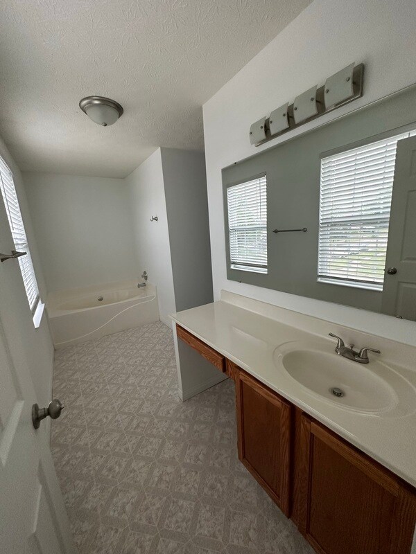 Building Photo - 1767 Damos Way