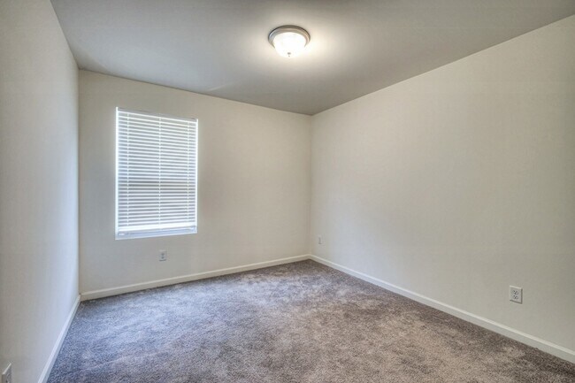 Building Photo - 523 Montrose Dr