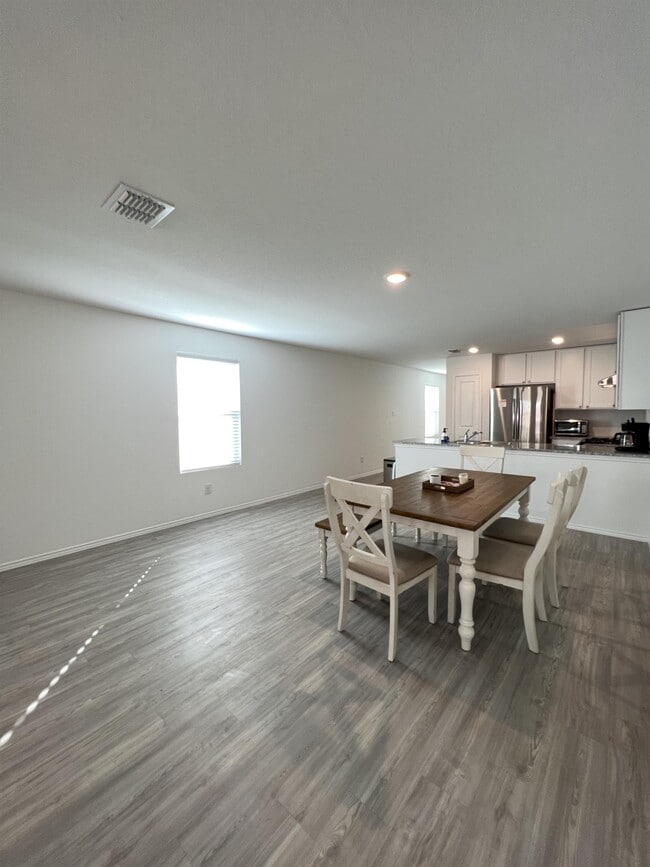 Building Photo - 8523 Grosbeak Cv