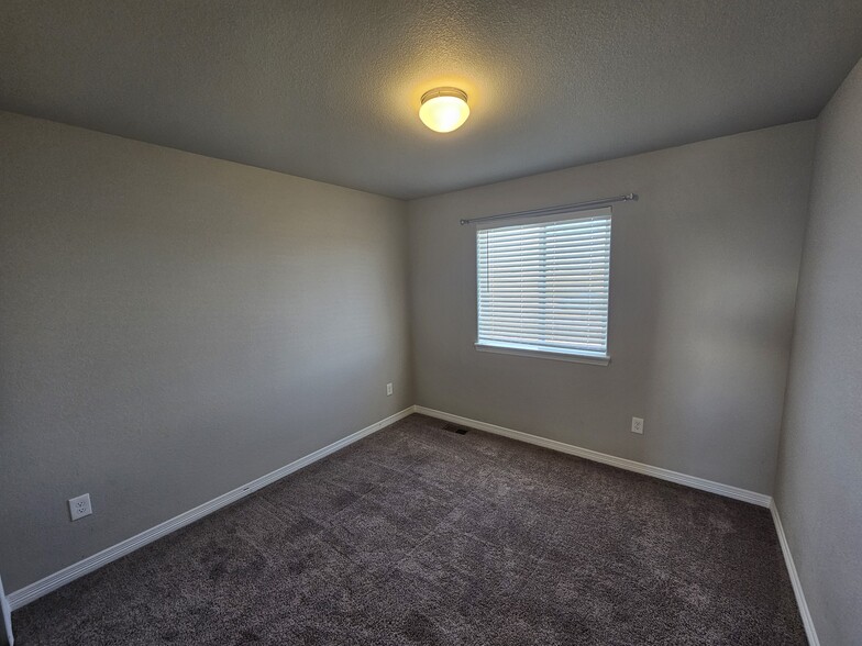 Building Photo - 9996 Castor Dr