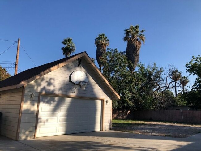 Building Photo - Two Story Home - 7 Bedrooms and 4 Bathroom...