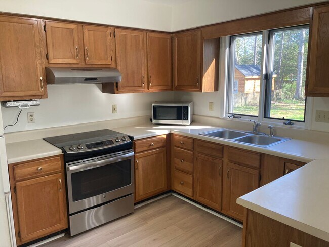 Building Photo - Lovely Four Bed Two and Half Bath Home in ...