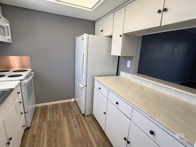 Building Photo - 1099 Sea Cliff Dr S