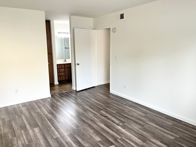 Building Photo - Mission Valley- Centrally Located Condo with AC, Private Patio and Parking.