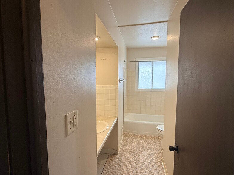 Building Photo - 8803 W Thurston Ave