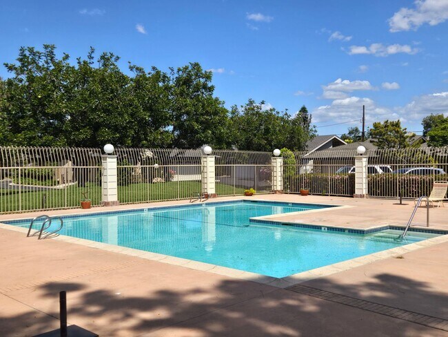 Building Photo - Santa Ana - Spacious 2 Bedroom, 2 Bath Hou...