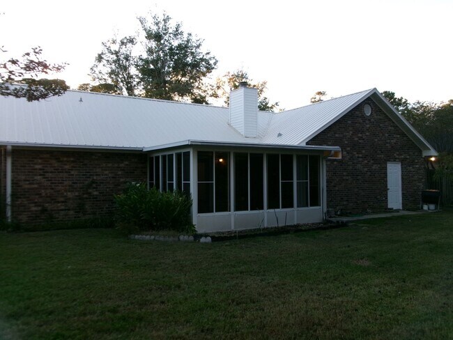 Building Photo - Spacious 3 bedroom home in the Forestbrook...