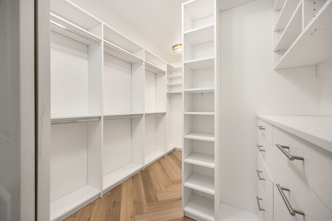 Building Photo - 756 NE Brookcliff Ln