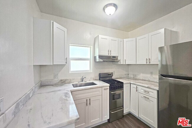 Building Photo - 8454 Zelzah Ave