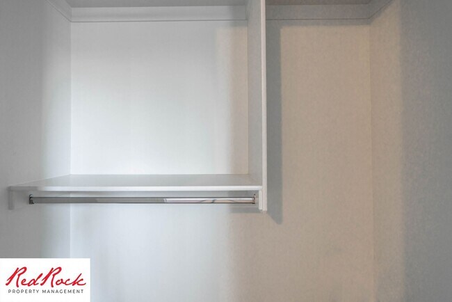 Building Photo - 3 Bedroom Townhome Near Freeway & Shopping