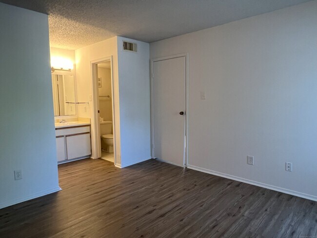 Building Photo - 91 Crown Knoll Ct