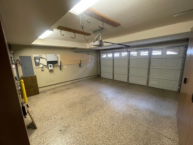 Building Photo - Spacious 3-bedroom, 3-bath townhome in the...