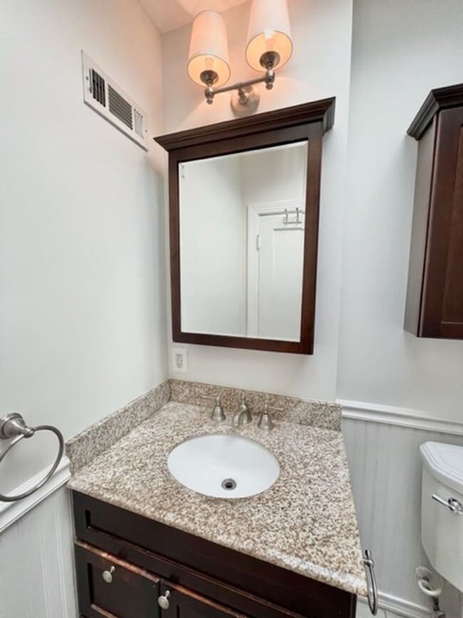 Building Photo - Great 4 BR 3 BA townhouse in great quiet s...